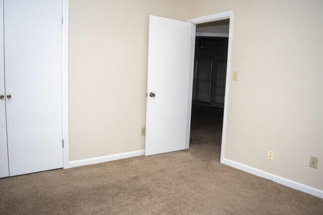 Building Photo - 1615 Woodmere Loop