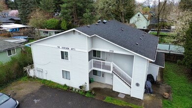 Building Photo - 2 bedroom 1 bath apartment. *1/2 off your first months rent if your application is approved by Ma...