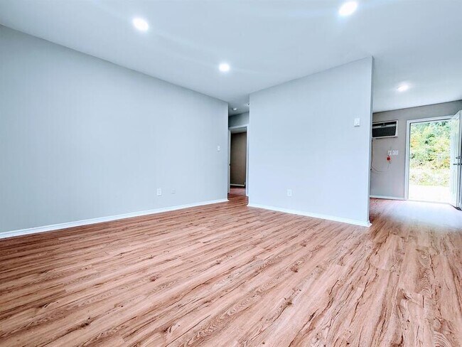 Building Photo - 4449 Layola Ave