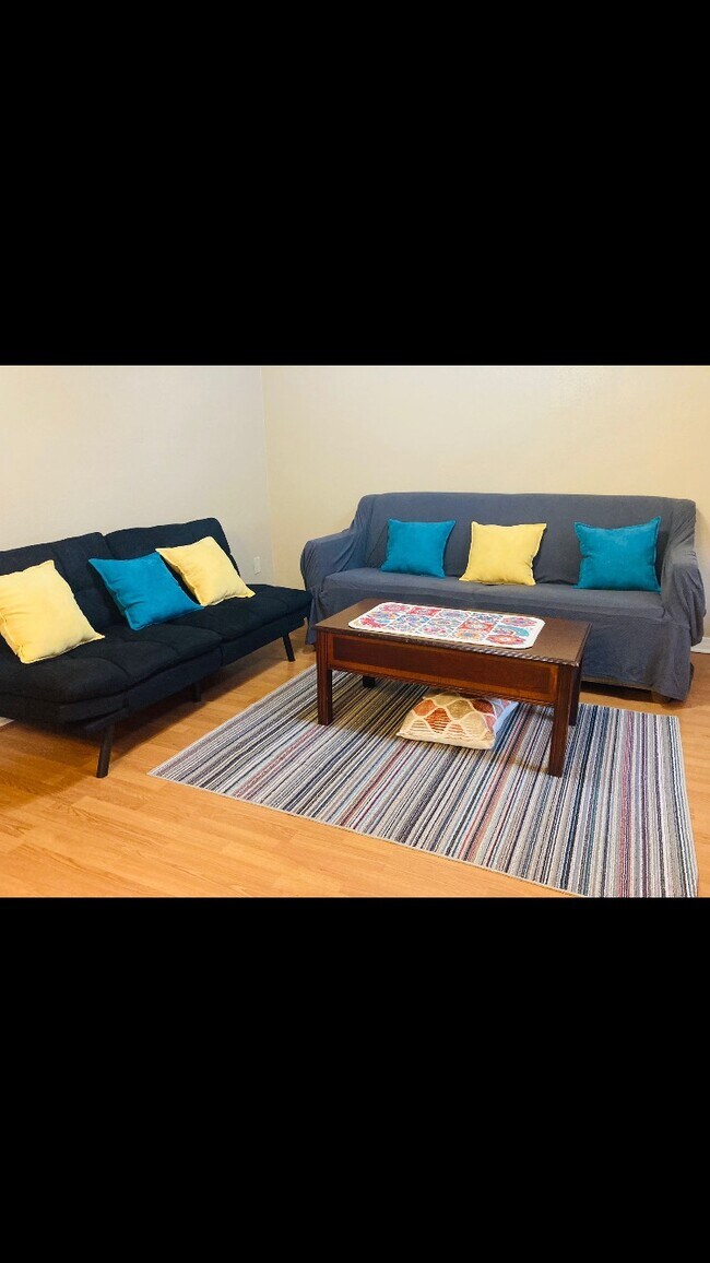 Building Photo - 2330 Edenborn Ave