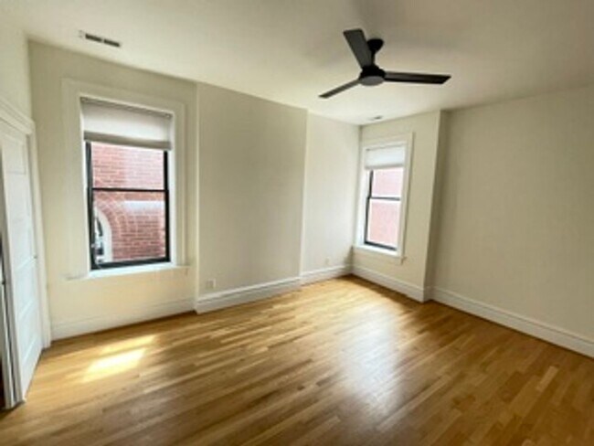 Building Photo - Large tri-level home in excellent condition.  4+ bedrooms, 3.5 bathrooms.