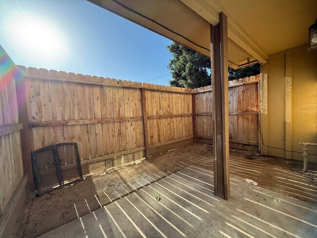 Building Photo - Downstairs 2 bedroom, 1 bathroom condo loc...