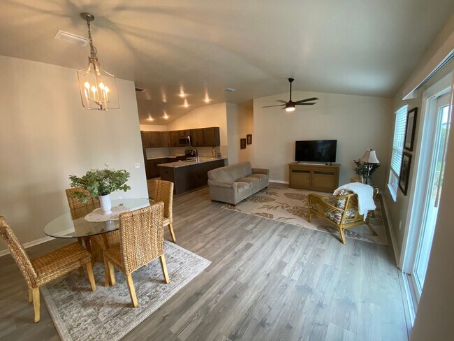 Building Photo - Beautiful, Furnished ANNUAL 2 bed, 2 bath ...
