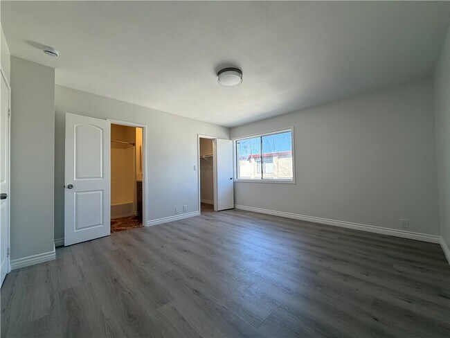 Building Photo - 2052 Lewis Ave