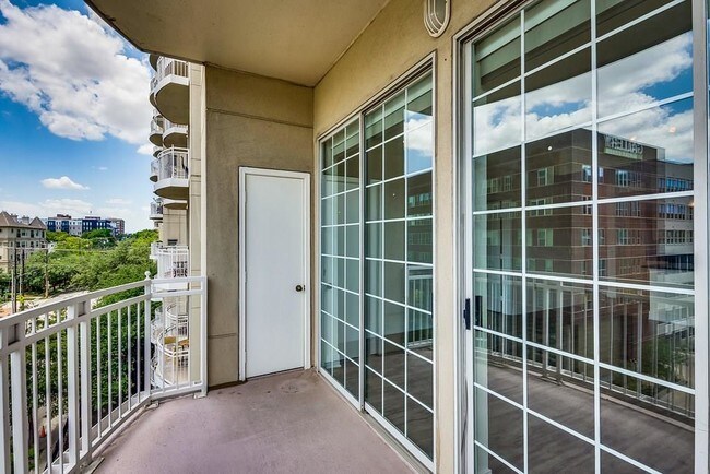 Building Photo - 3225 Turtle Creek Blvd