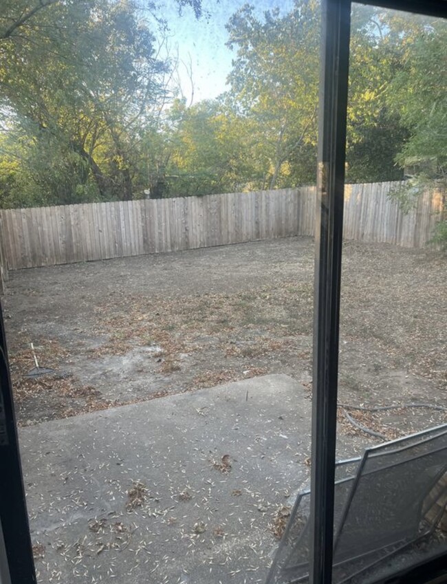 Large fenced in private yard - 9010 Sedgemoor Trl