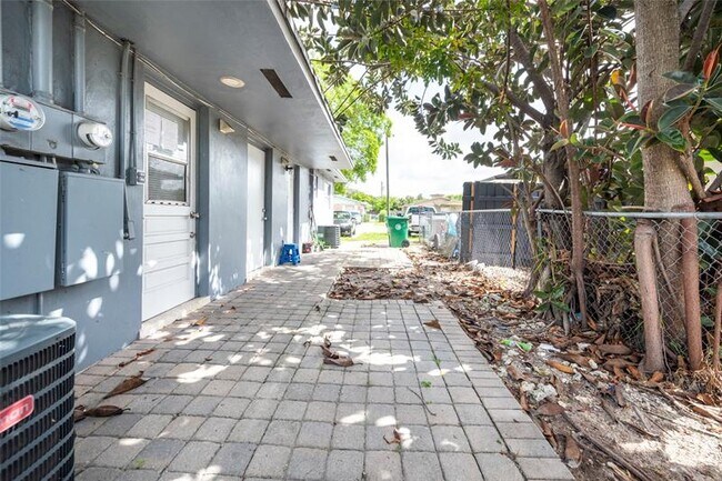 Building Photo - 6170 SW 43rd St