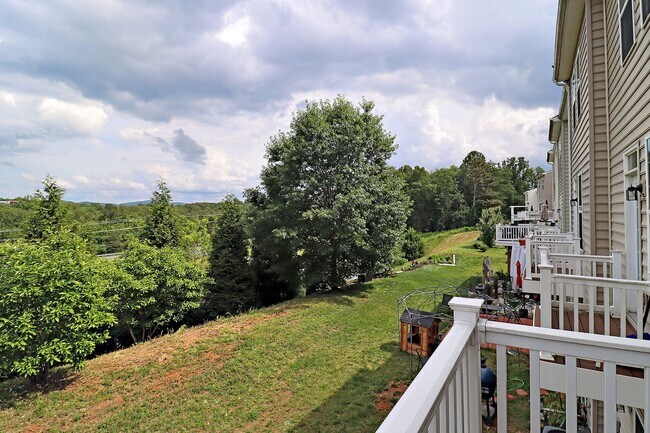 Building Photo - Dog-Friendly Townhome Near NGIC/DIA/NGA, CHO Airport, & Hollymead Town Center