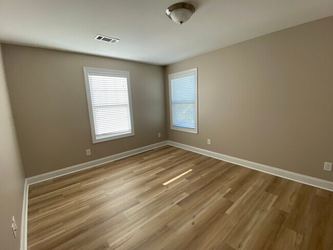 Building Photo - newly updated SFH with no carpet