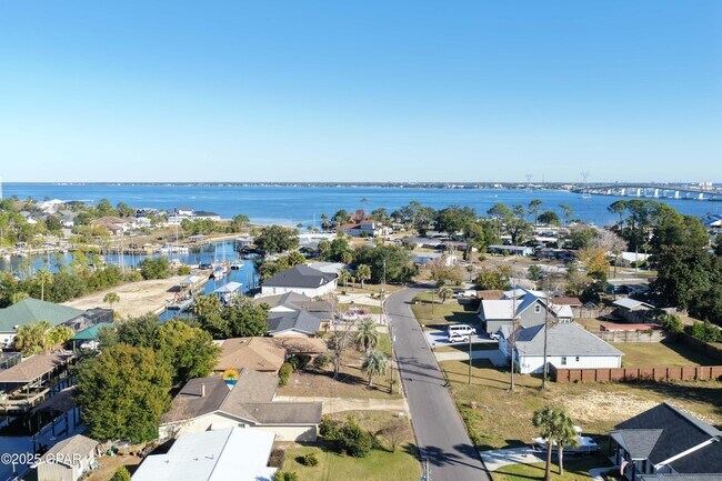 Building Photo - 205 Sunset Ln