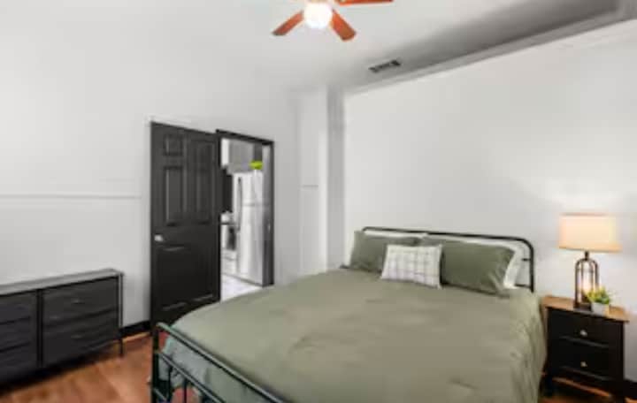 Building Photo - 102 W 5th St