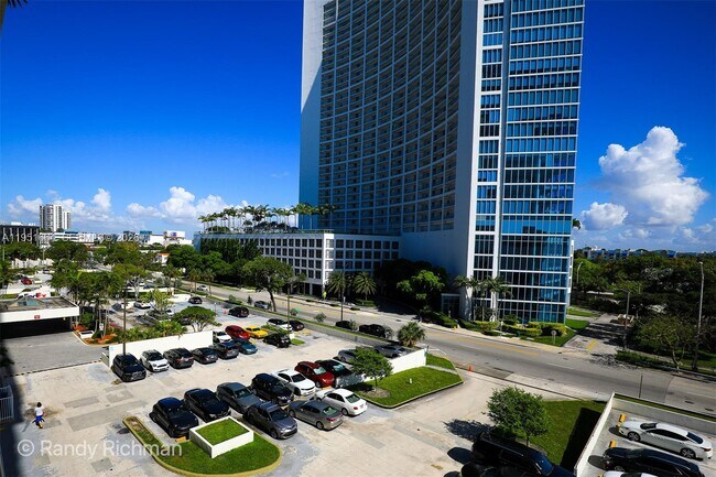 Building Photo - 600 NE 36th St