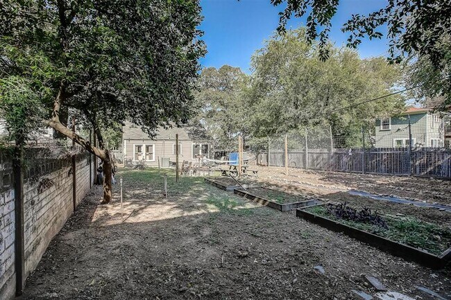Building Photo - 1305 Newfield Ln