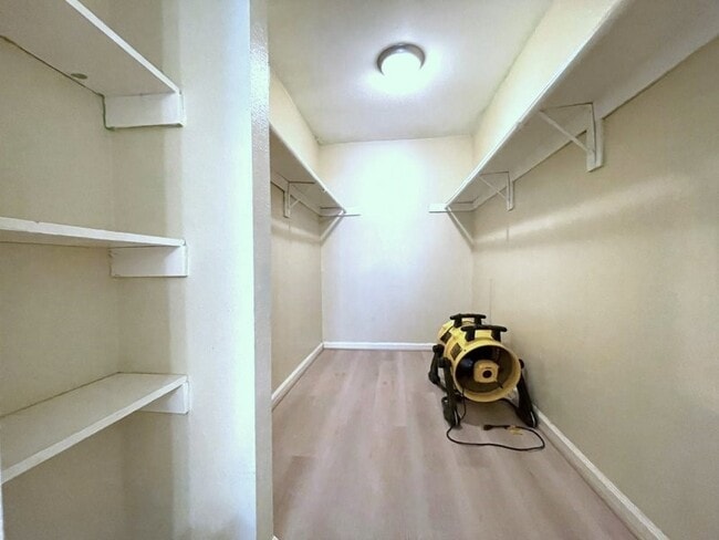 Building Photo - 752 Memorial Mews St