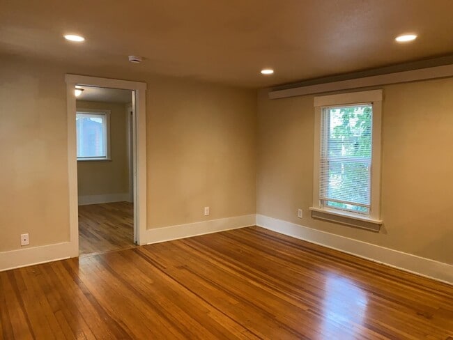 Building Photo - 135 N Sherwood St