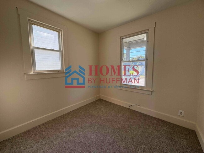 Building Photo - Two Bedroom House | New Flooring