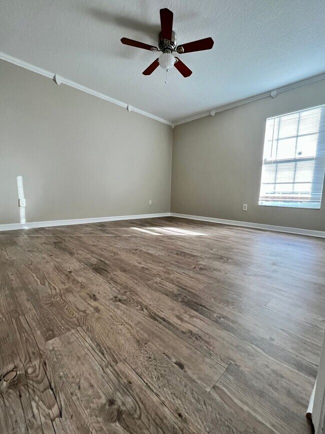 Building Photo - Fresh and Refurbed  3 Bed / 2 Bath Home in Apopka