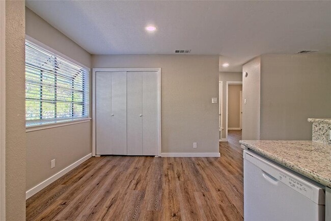 Building Photo - 401 Hedgewood Dr