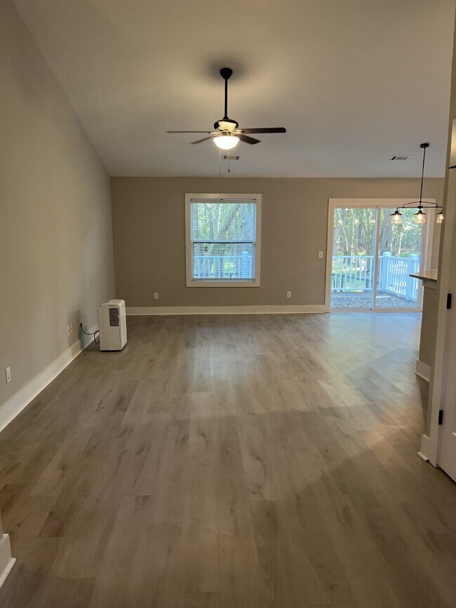 Building Photo - **Coming Soon** Stunning 3 bed, 2 bath in ...