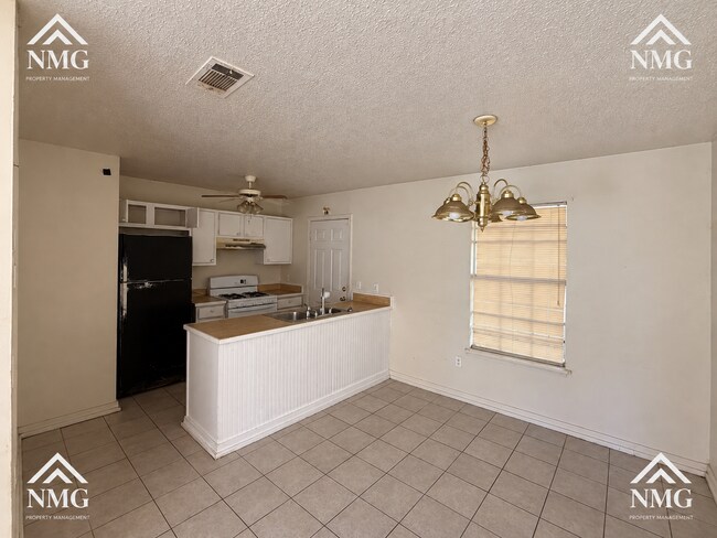 Building Photo - 1755 Brookhollow Cir
