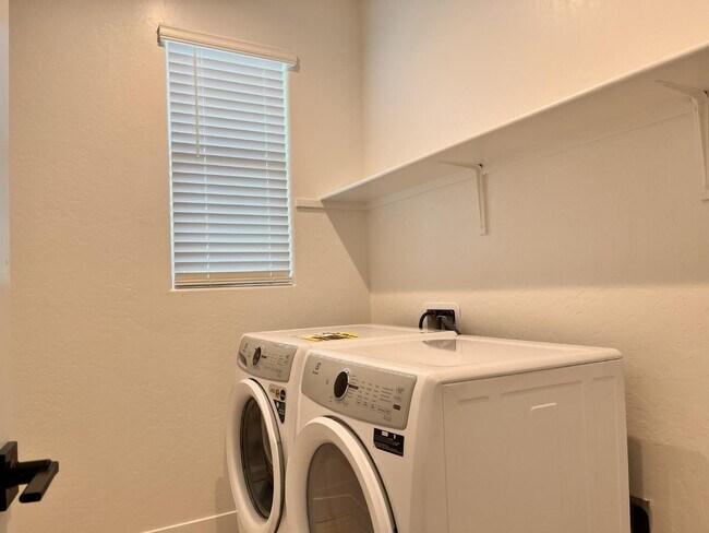 Building Photo - 2827 E Colina Dr