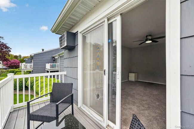 Building Photo - 31 Doxbury Ln