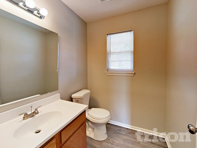 Building Photo - 10245 Cadogan Dr