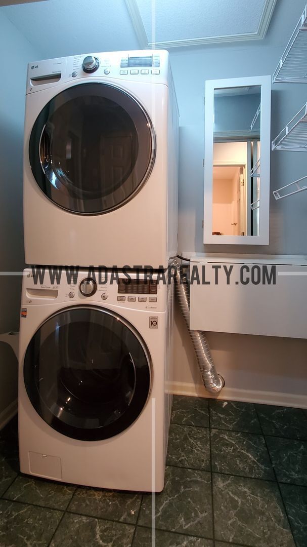 Building Photo - Gorgeous Updated Home in Blue Valley, South Overland Park-Available in APRIL!!