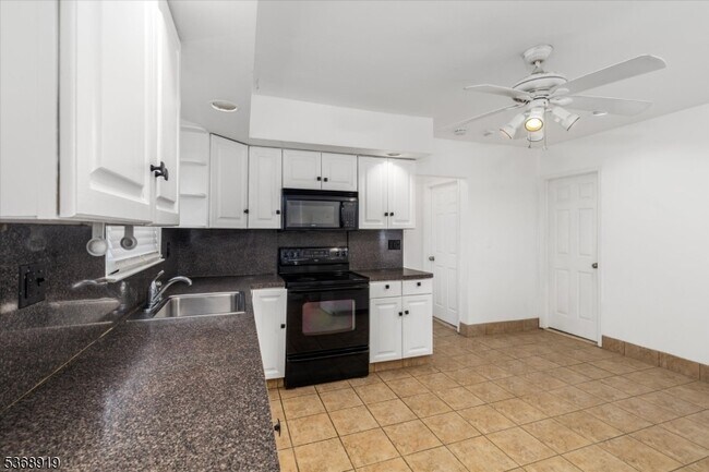 Building Photo - 82 Scrivens St