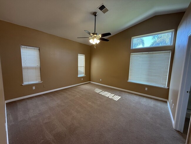 Building Photo - Spacious and Beautiful 4 bedroom luxury ho...