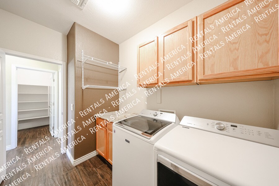 Building Photo - 3920 E Remington Dr