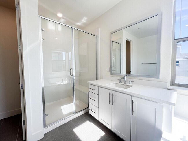 Building Photo - Newer Spacious 5 Bedroom Home Located in C...