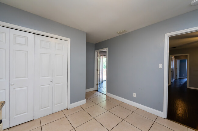 Building Photo - 4713 Belle Plaine Dr