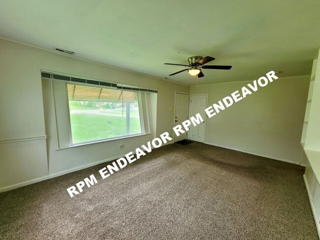 Building Photo - Move in Ready 2bed-1 bath Pet Friendly
