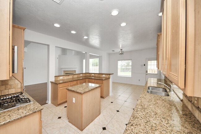 Building Photo - 1605 Spring Glen Ln