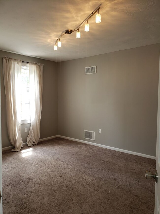 Building Photo - Remodeled 3 Bedroom 1 Bathroom House (Sout...