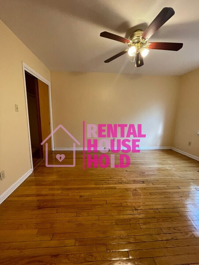 Building Photo - 2 Bedroom 1 Bath Condo-Security Deposit Sl...