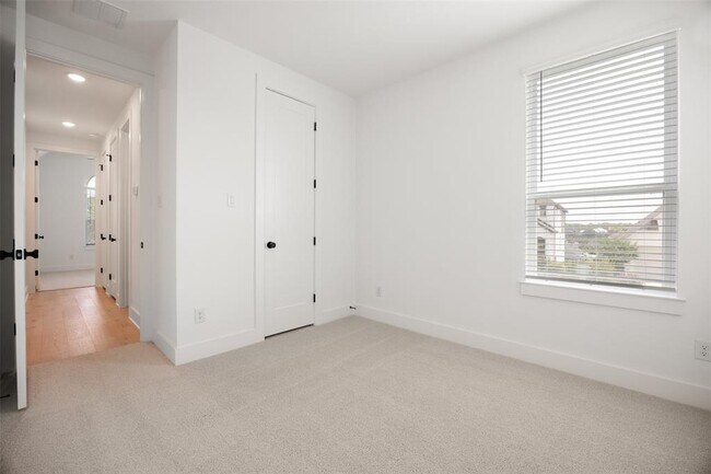 Building Photo - 128 Fox Run