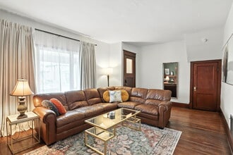 Building Photo - Fully Furnished 3-Bedroom Main-Floor Apartment in North Buffalo