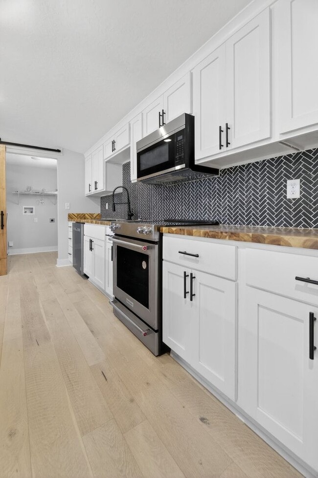 Building Photo - Beautifully Renovated Home in Southside – Prime Location!