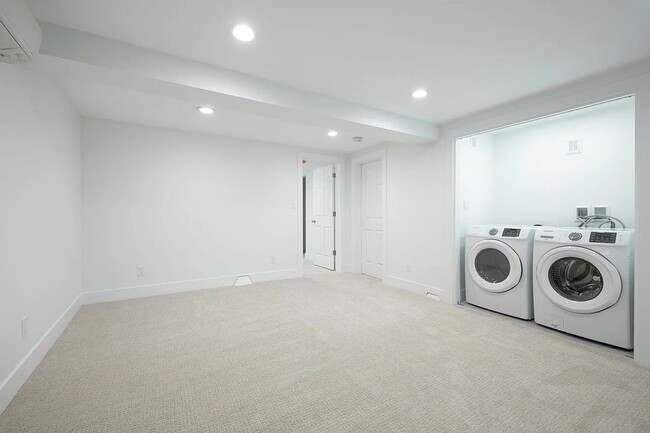 Building Photo - 3bd/2ba Seattle Home