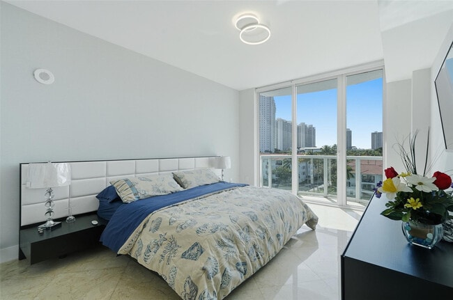 Building Photo - 3030 NE 188th St