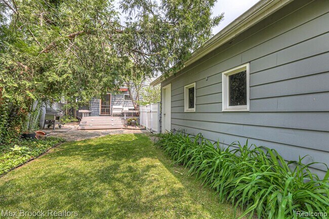 Building Photo - 328 George St