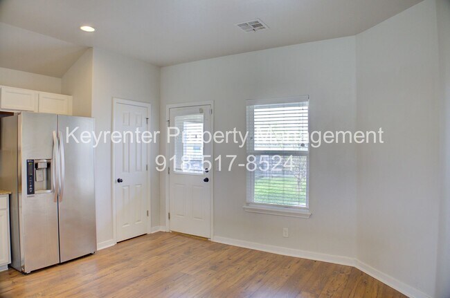 Building Photo - Coming Soon! 3 bed/2 bath!