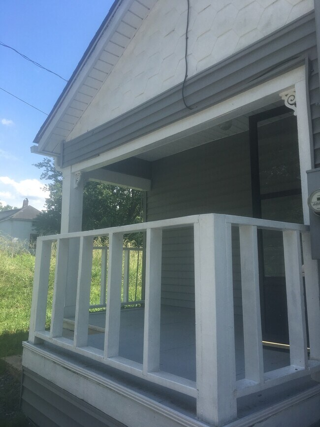 Building Photo - Oakley/Biltmore 3 Bedrooms/1 Bathroom!