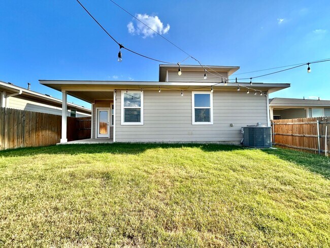 Building Photo - Spacious 4/BR 3/BA Home with Modern Upgrades