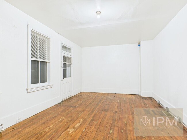 Building Photo - Beautiful 3 Bedroom, 1 Bath Colonial Home ...