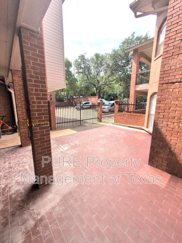 Building Photo - 3200 Duval St