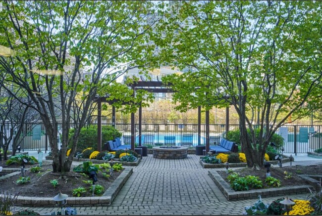 Building Photo - 400 N La Salle Dr