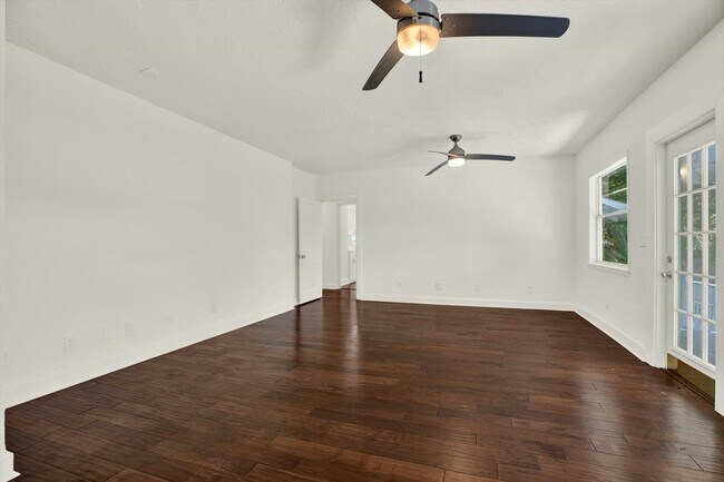 Building Photo - 1614 N Osceola Ave